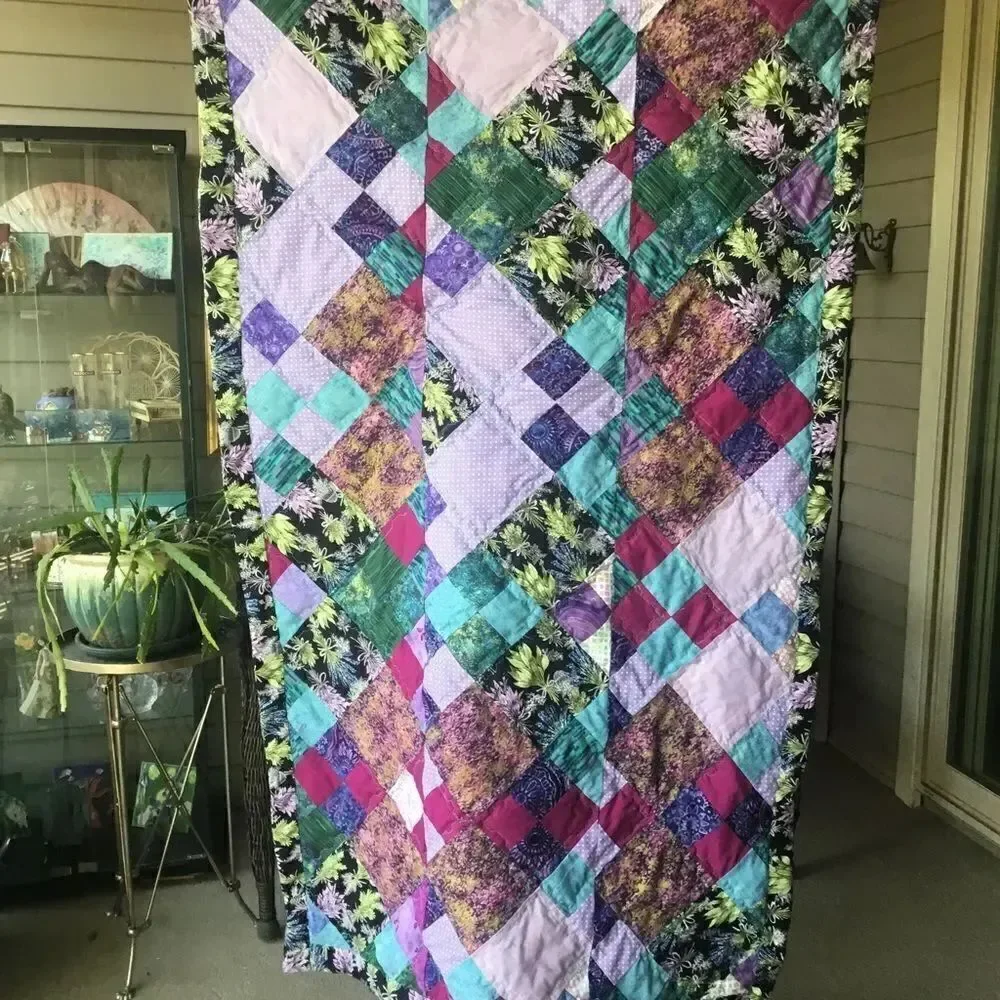 NWT Hand Crafted Lavender Florals With Gorgeous Coordinating Colors Quilt